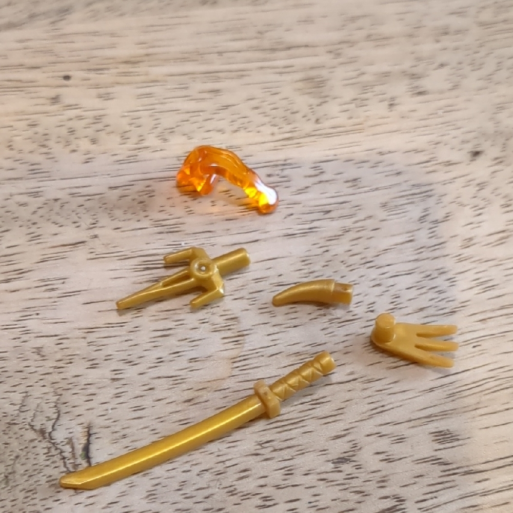 LEGO 76145 — Eternals’ Aerial Assault Gold - Picture 8 of 12